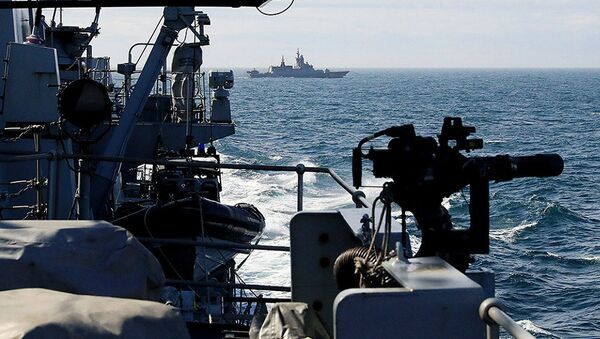HMS Sutherland escorting Russian ships as they pass through the English Channel on route to the North Atlantic - Sputnik International