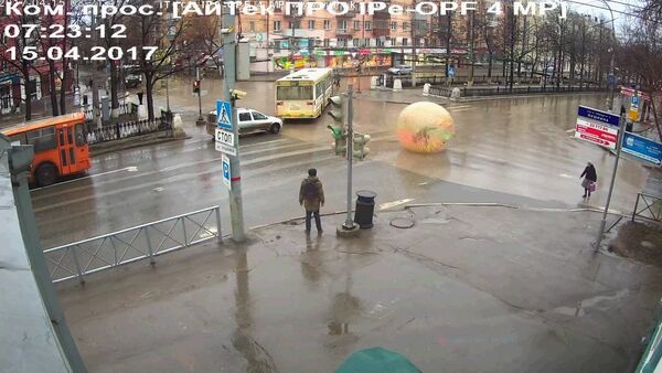 Russian Man Rolls Through Busy Intersection in Gigantic Inflated Balloon - Sputnik International
