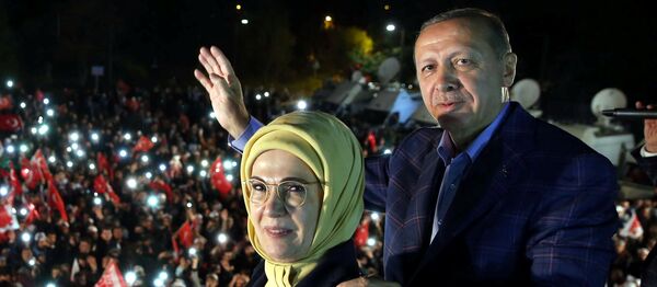 Turkish President Tayyip Erdogan, accompanied by his wife Emine Erdogan, addresses his supporters in Istanbul, Turkey, late April 16, 2017 Turkish President Tayyip Erdogan, accompanied by his wife Emine Erdogan, addresses his supporters in Istanbul, Turkey, late April 16, 2017 - Sputnik International