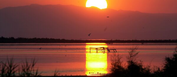 setting sun is reflected on the surface of the Salton Sea in the Southern California desert - Sputnik International