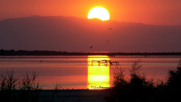 Setting sun is reflected on the surface of the Salton Sea in the Southern California desert - Sputnik International