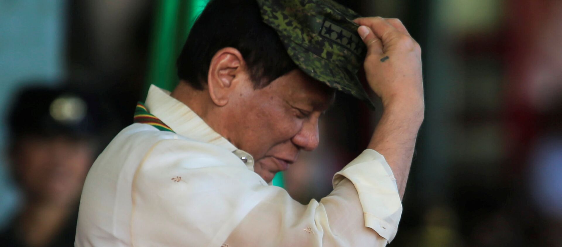Philippine President Rodrigo Duterte tries on a military hat given to him during the 120th founding anniversary of the Philippine Army (PA) at Taguig city, metro Manila, Philippines, 4 April 2017 - Sputnik International, 1920, 06.03.2021