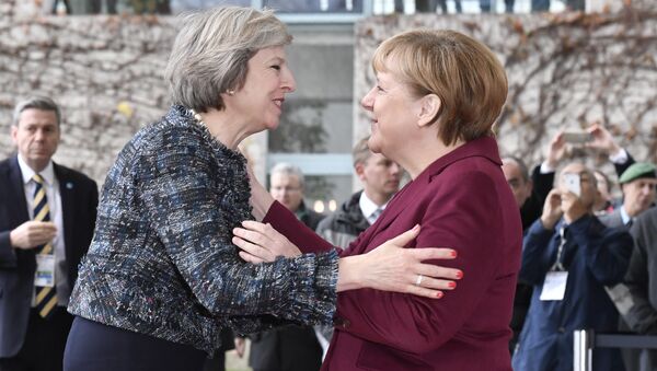 German Chancellor Angela Merkel (R) welcomes British Prime Minister Theresa May as she arrives for a meeting of the US President with European leaders on November 18, 2016 at the Chancellery in Berlin - Sputnik International