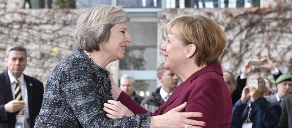 German Chancellor Angela Merkel (R) welcomes British Prime Minister Theresa May as she arrives for a meeting of the US President with European leaders on November 18, 2016 at the Chancellery in Berlin - Sputnik International