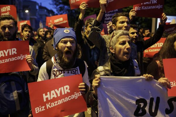 Protest following the results in a nationwide referendum in Istanbul Protest following the results in a nationwide referendum in Istanbul - Sputnik International