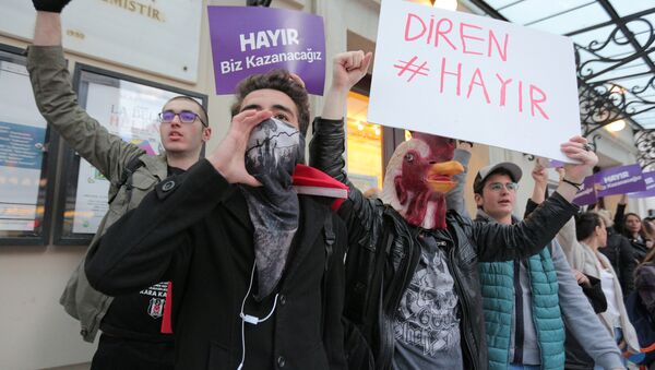 Anti-government demonstrators shout slogans during a protest in the Kadikoy district of Istanbul, Turkey, April 17, 2017 - Sputnik International