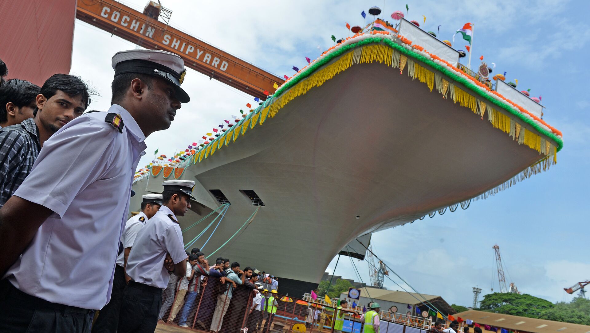 Indian naval officers stand guard during the launch of the indigenously-built aircraft carrier INS Vikrant at the Cochin Shipyard in Kochi on August 12, 2013 - Sputnik International, 1920, 04.08.2021