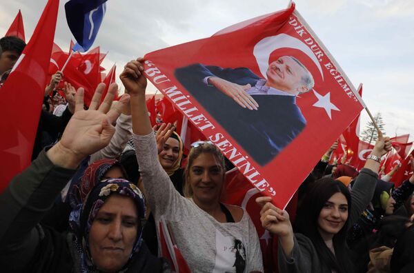 Supporters of Turkish President Tayyip Erdogan wave national flags as they wait for his arrival at the Presidential Palace in Ankara, Turkey, April 17, 2017. - Sputnik International