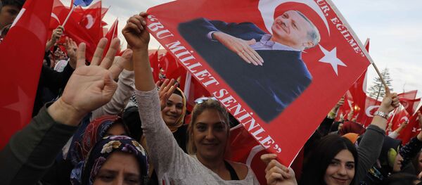 Supporters of Turkish President Tayyip Erdogan wave national flags as they wait for his arrival at the Presidential Palace in Ankara, Turkey, April 17, 2017 - Sputnik International