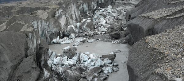 close-up view of the ice-walled canyon at the terminus of the Kaskawulsh Glacier, with recently collapsed ice blocks. - Sputnik International