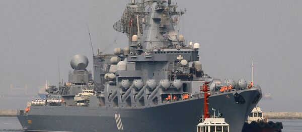 Tugboats escort the Russian Navy guided missile cruiser Varyag, upon arrival for a goodwill visit, at Pier 15, South Harbor, Metro Manila, Philippines April 20, 2017 - Sputnik International