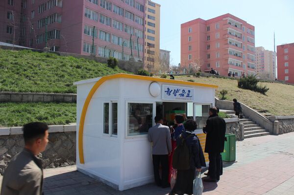 Quenching thirst at a local kiosk Quenching thirst at a local kiosk - Sputnik International