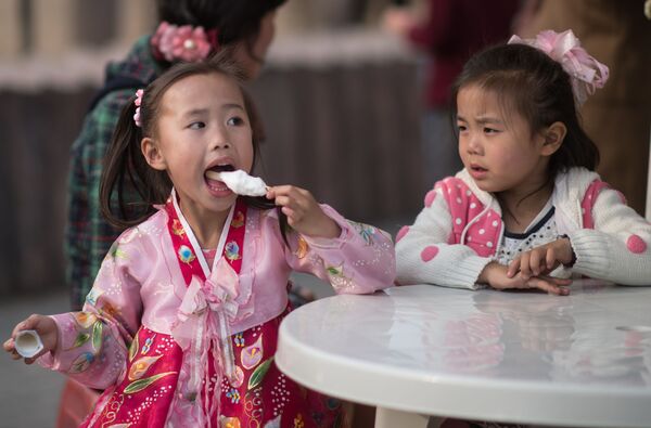 Little girls eating ice-cream Little girls eating ice-cream - Sputnik International