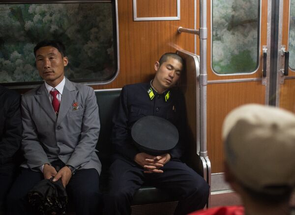 Tired subway passengers Tired subway passengers - Sputnik International