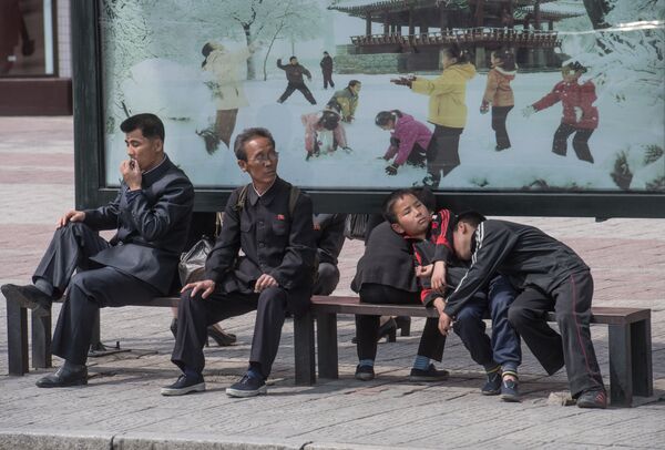 Waiting for the bus in Pyongyang Waiting for the bus in Pyongyang - Sputnik International