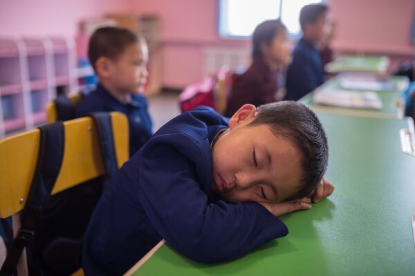 A tired schoolboy A tired schoolboy - Sputnik International