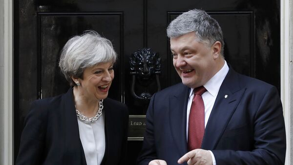 Britain's Prime Minister Theresa May greets Ukrainian President Petro Poroshenko in Downing Street, in central London, Britain April 19, 2017 - Sputnik International