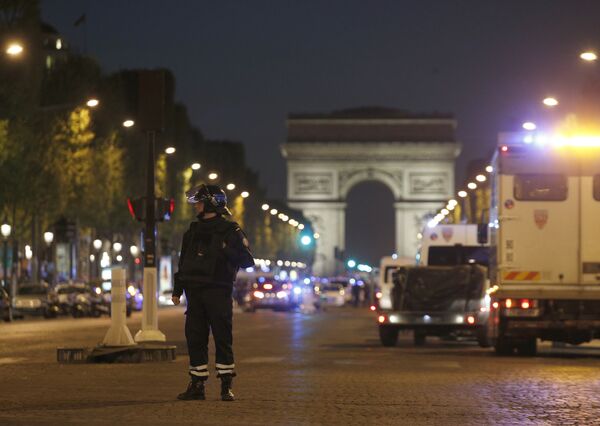 A police officer stands guard after a fatal shooting on the Champs Elysees in Paris, France, Thursday, April 20, 2017. A police officer stands guard after a fatal shooting on the Champs Elysees in Paris, France, Thursday, April 20, 2017. - Sputnik International