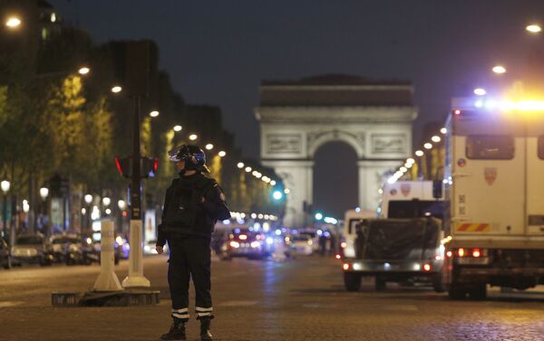 A police officer stands guard after a fatal shooting on the Champs Elysees in Paris, France, Thursday, April 20, 2017. - Sputnik International