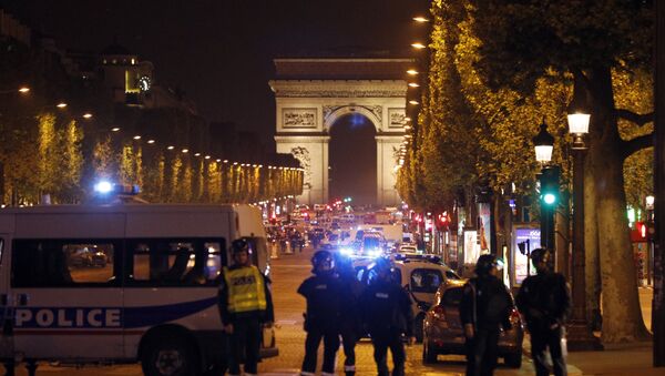 Police seal off the Champs Elysees avenue in Paris, France, after a fatal shooting in which a police officer was killed along with an attacker, Thursday, April 20, 2017. - Sputnik International
