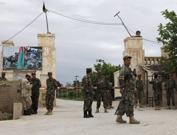 Afghan national Army (ANA) troops keep watch near the site of an ongoing attack on an army headquarters in Mazar-i-Sharif, northern Afghanistan April 21, 2017. Afghan national Army (ANA) troops keep watch near the site of an ongoing attack on an army headquarters in Mazar-i-Sharif, northern Afghanistan April 21, 2017. - Sputnik International