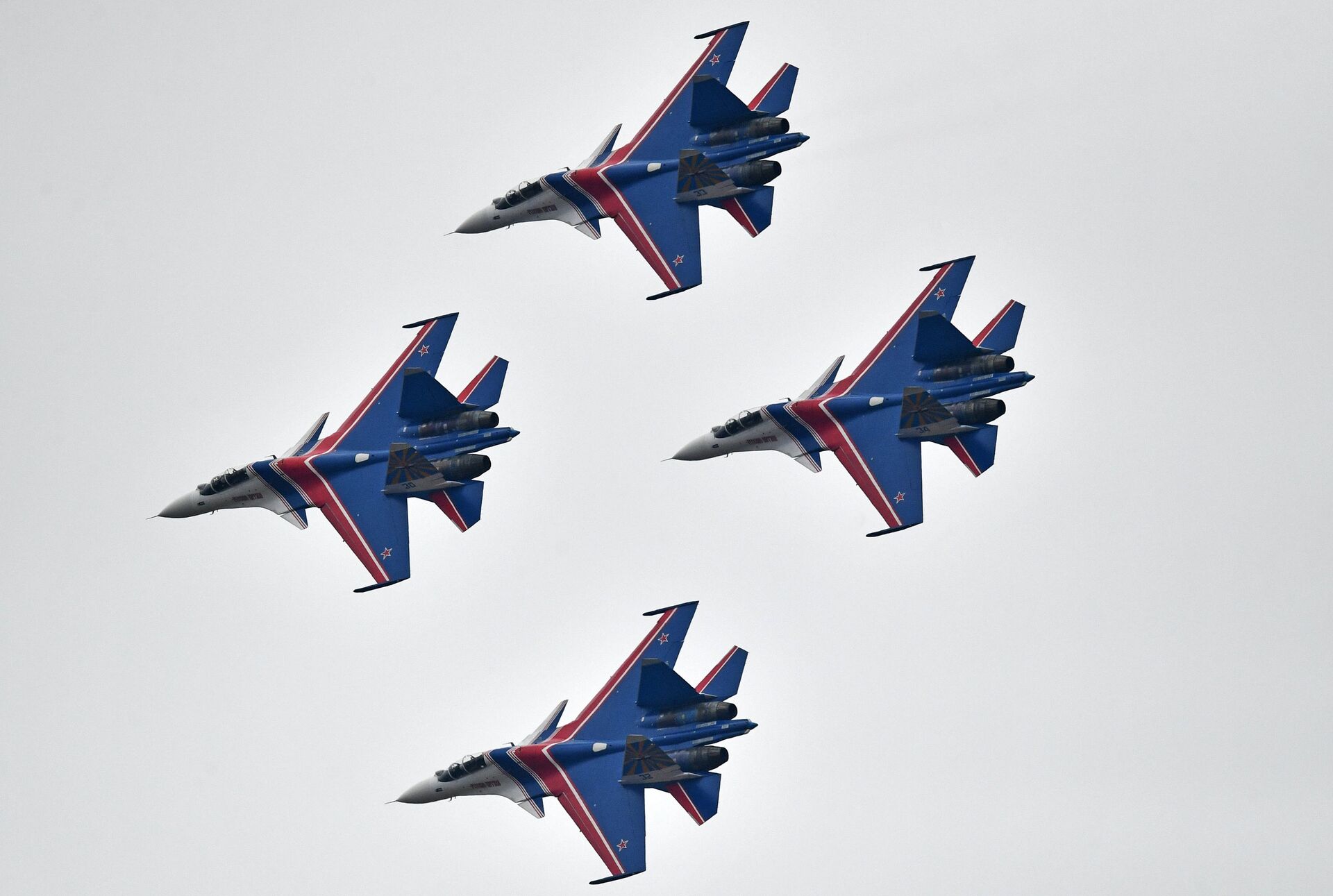 Su-30SM multipurpose fighter jets of the Russian Knights aerobatic display team during a rehearsal of the Victory Day parade air show. - Sputnik International, 1920, 19.12.2022