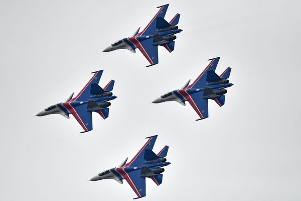 Su-30SM multipurpose fighter jets of the Russian Knights aerobatic display team during a rehearsal of the Victory Day parade air show. - Sputnik International
