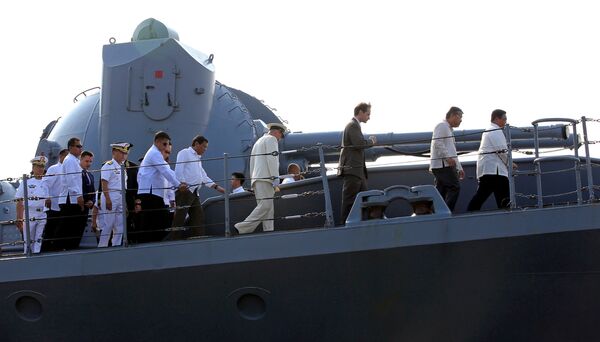 Philippine President Rodrigo Duterte tours Russian Navy guided missile cruiser Varyag, docked during a goodwill visit at Pier 15, South Harbor, Metro Manila, Philippines April 21, 2017. Philippine President Rodrigo Duterte tours Russian Navy guided missile cruiser Varyag, docked during a goodwill visit at Pier 15, South Harbor, Metro Manila, Philippines April 21, 2017. - Sputnik International