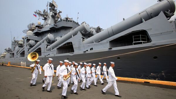 The Philippine Navy's band marches in front of the Russian Navy's guided missile cruiser Varyag, docked during a goodwill visit, at Pier 15, South Harbor, Metro Manila, Philippines April 20, 2017. - Sputnik International