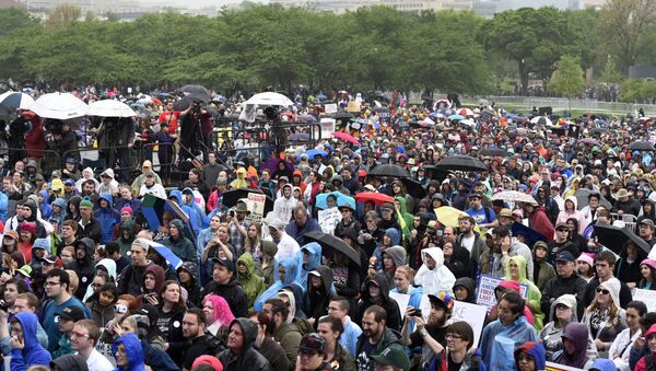 A crowd gathers for the March for Science in Washington - Sputnik International
