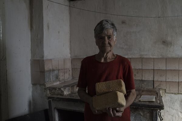 Local woman during a dispensation of bread in the village of Vesyoloye in Donetsk region. - Sputnik International