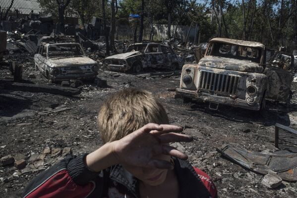 Burned cars after shelling of the Lozovoe village in Donetsk. - Sputnik International