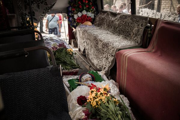 Funeral of Vladimir Ermilov and his son Vanya who died in a shelling. - Sputnik International