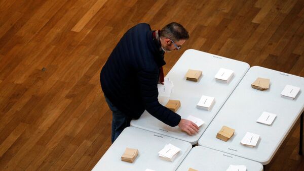 A man choose his ballots before voting in the first round of 2017 French presidential election at a polling station in Lyon, France, April 23, 2017. - Sputnik International