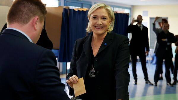 Marine Le Pen, French National Front (FN) political party leader and candidate for French 2017 presidential election, casts her ballot in the first round of 2017 French presidential election at a polling station in Henin-Beaumont, northern France, April 23, 2017. - Sputnik International