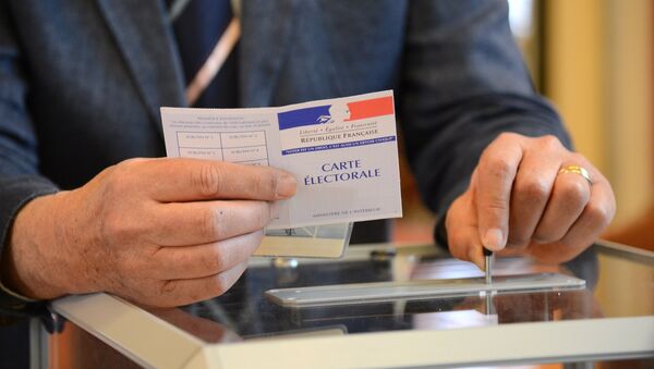 A man votes at a polling station in Paris in the first round of the French presidential election - Sputnik International