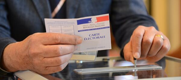 A man votes at a polling station in Paris in the first round of the French presidential election - Sputnik International
