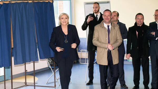 Marine Le Pen, leader of France's National Front (FN) and one of the runners for French presidency, votes in the first round of the French presidential elections at a polling station in Henin-Beaumont. - Sputnik International