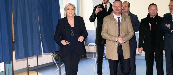 Marine Le Pen, leader of France's National Front (FN) and one of the runners for French presidency, votes in the first round of the French presidential elections at a polling station in Henin-Beaumont. Marine Le Pen, leader of France's National Front (FN) and one of the runners for French presidency, votes in the first round of the French presidential elections at a polling station in Henin-Beaumont. - Sputnik International