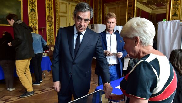 Francois Fillon (L), member of the Republicans political party and 2017 French presidential election candidate of the French centre-right, casts his vote in the first round of 2017 French presidential election in Paris, France, April 23, 2017. - Sputnik International