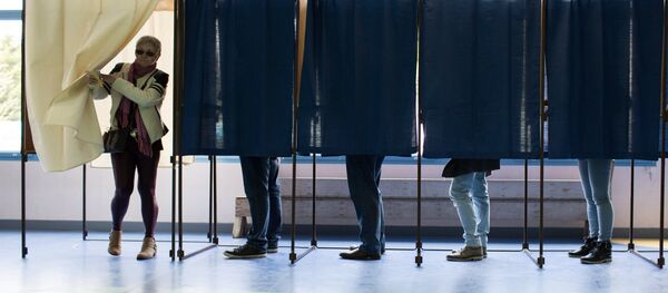 People vote at a polling station in the first round of the French presidential election People vote at a polling station in the first round of the French presidential election - Sputnik International