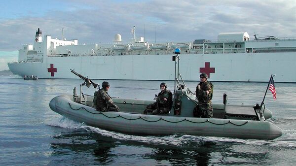 Members of the US Navy SEALS on a rubber boat patrol around the US Navy hospital ship the USNS Mercy - Sputnik International