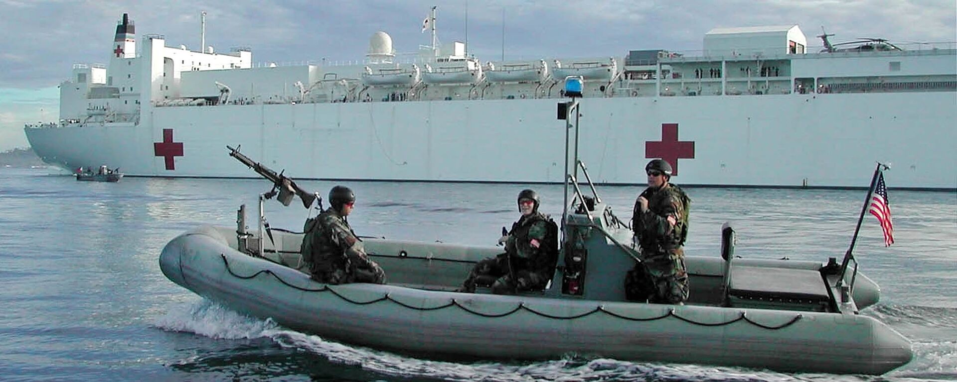 Members of the US Navy SEALS on a rubber boat patrol around the US Navy hospital ship the USNS Mercy - Sputnik International, 1920, 13.10.2024