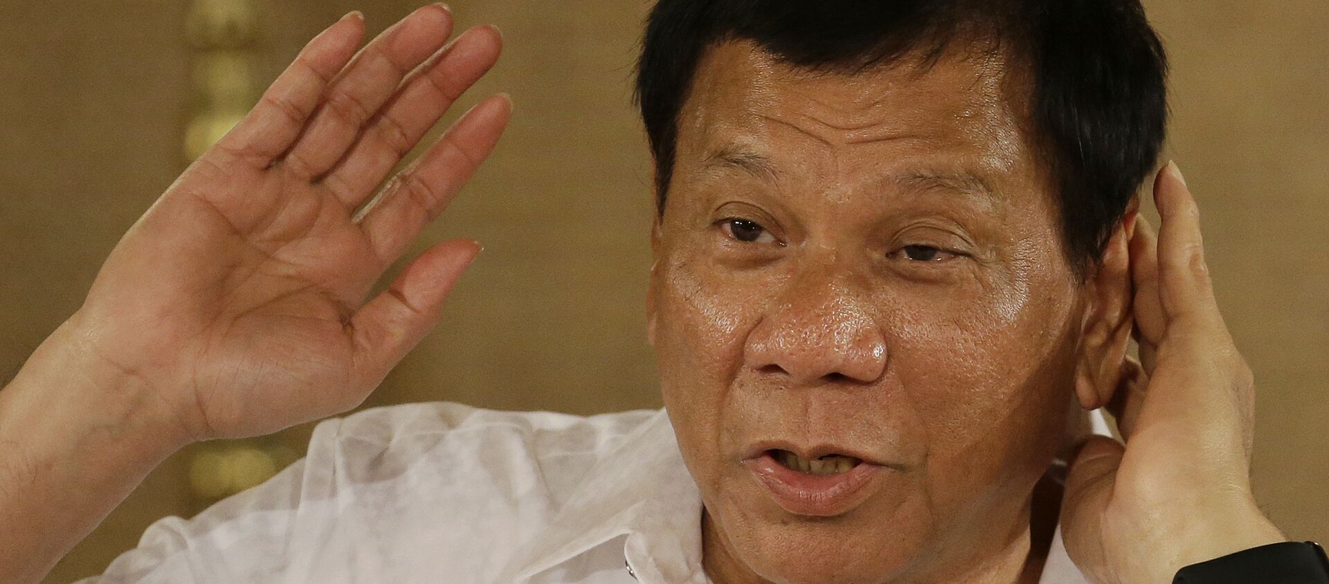 Philippine President Rodrigo Duterte gestures as he answers questions from reporters during a press conference - Sputnik International, 1920, 24.08.2018