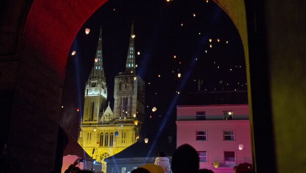 Zagreb cathedral is seen in background as paper lanterns are released as a part of Christmas festivities in Zagreb, Croatia - Sputnik International