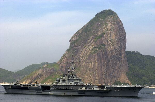 Brazilian aircraft carrier Sao Paulo passes the famous Sugarloaf Mountain upon arrival in Rio de Janeiro, Brazil, Feb. 17, 2001 - Sputnik International