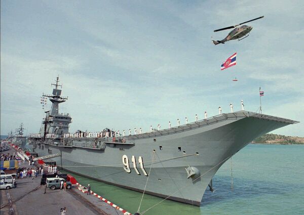  Crew members salute from Thailand's first aircraft carrier the HTMS Chakri Naruebet during an official ceremony to commission the Spanish-built ship at Sattahip Naval Base in Chon Buri, 70 kilometers (44 miles) south of Bangkok, Sunday, Aug. 10, 1997. The 182.6-meter-long vessel is capable of carrying nine Sea Harrier AV-8S jets and six SH-70B helicopters. (AP photo/Pornchai) - Sputnik International
