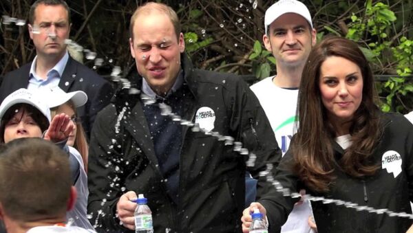 Prince William moment when water hits him in face London Marathon 2017 - Sputnik International