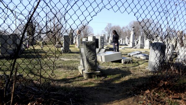Scores of volunteers are expected to help in an organized effort to clean up and restore the Jewish cemetery where vandals damaged hundreds of headstones - Sputnik International