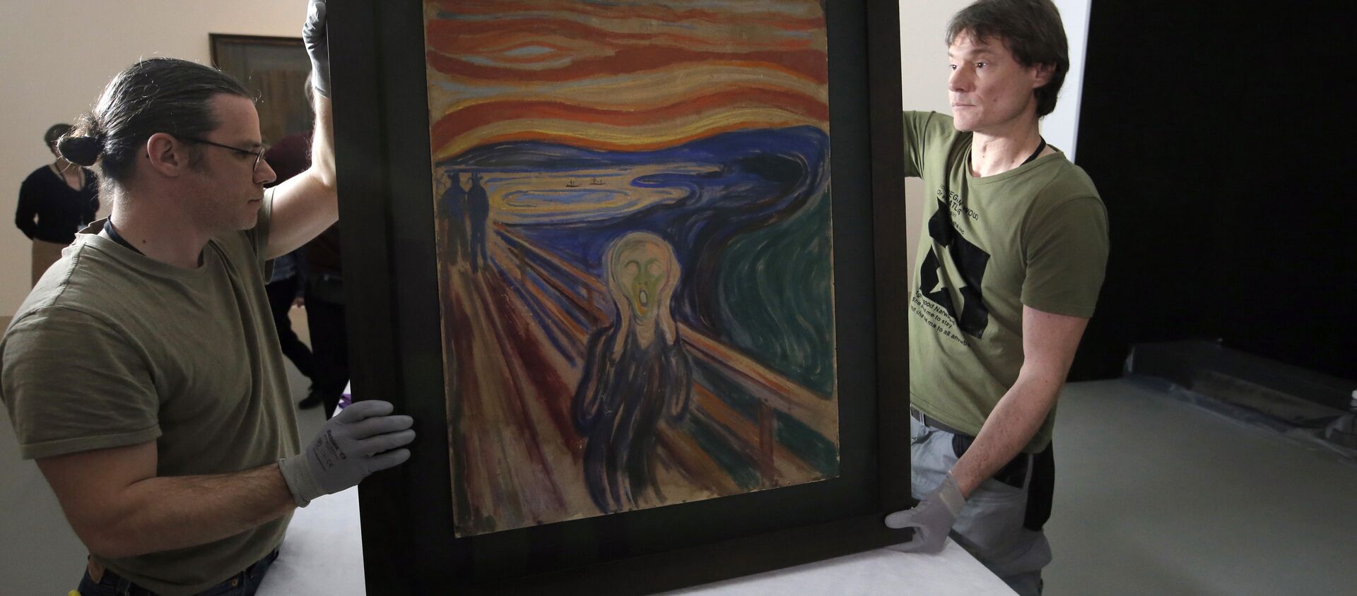 In this photo taken on Wednesday, March 18, 2015, employees present the painting The Scream by Edvard Munch, prior to it being exhibited, at the Louis Vuitton Foundation in Paris, France. - Sputnik International, 1920, 23.02.2021
